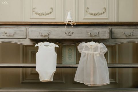  Set bodysuit trắng phối váy và mũ kiểu màu be 