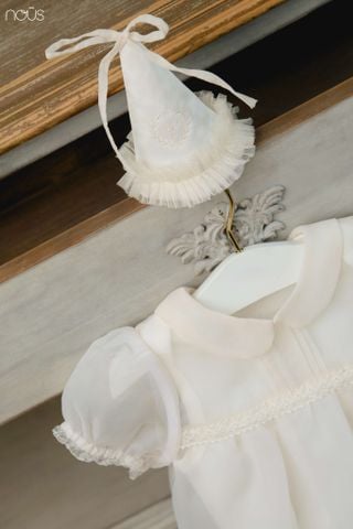  Set bodysuit trắng phối váy và mũ kiểu màu be 