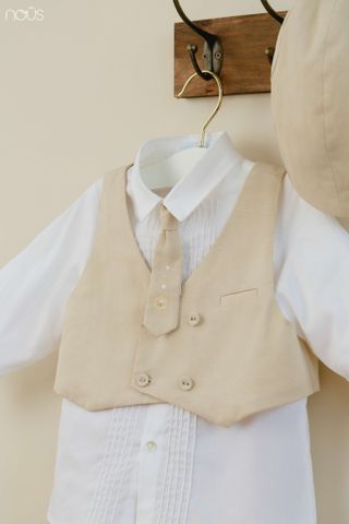  Bộ dài màu trắng phối màu be kèm áo gile và mũ 