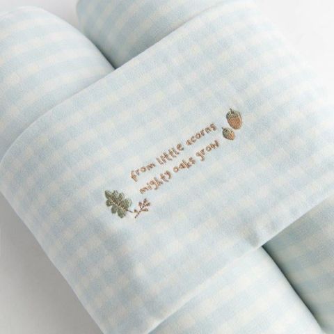  Gối chặn kẻ caro trắng xanh thêu họa tiết 