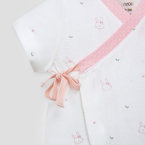  Bộ liền cộc vạt lệch màu trắng họa tiết thỏ hồng 