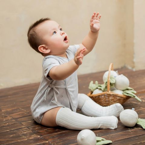  Bodysuit cộc tay GẮN MÁC trang trí 
