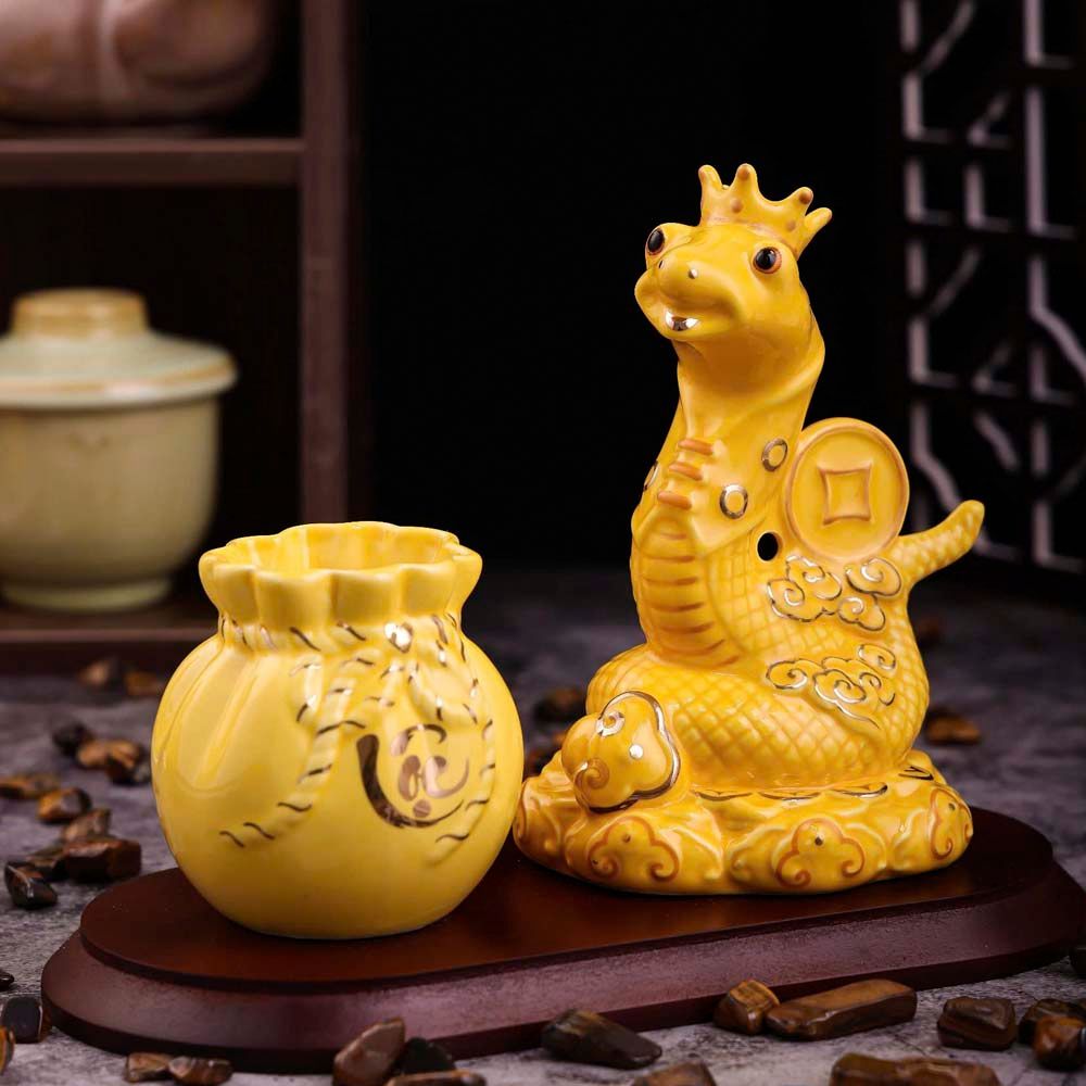  Décor - Tượng Quý Ông "Ất Tỵ Như Ý" màu vàng mang túi Lộc 