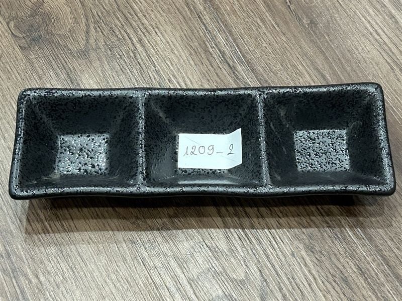  Noir - 3-compartment Sauce Dish 19.6 x 6.6 x 2.7cm - Dĩa chấm 3 ngăn 19.6 x 6.6 x 2.7cm đen không vệt 