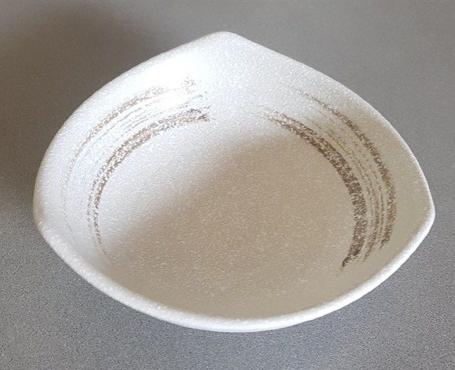  Blanche - Triangle Bowl 15.5 x 5.5cm - Tô 3 cạnh 15.5 x 5.5cm lộc phát có vệt 
