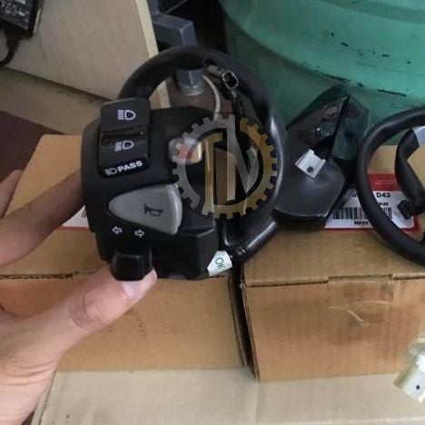 Cùm trái CB650R có hazzard và cùm phải PCX chính hãng gắn vario 2013, vario 2015, vario 2018, vario 2023, vario,click 2013, click  2015, click  2018, click 2023,click, honda, Sonic, Satria, Exciter 150, Sirius