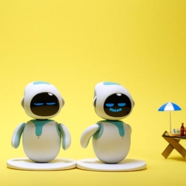 Eilik - Robot nhỏ nhắn với biểu cảm tự nhiên: vui vẻ, tức giận, buồn bã.