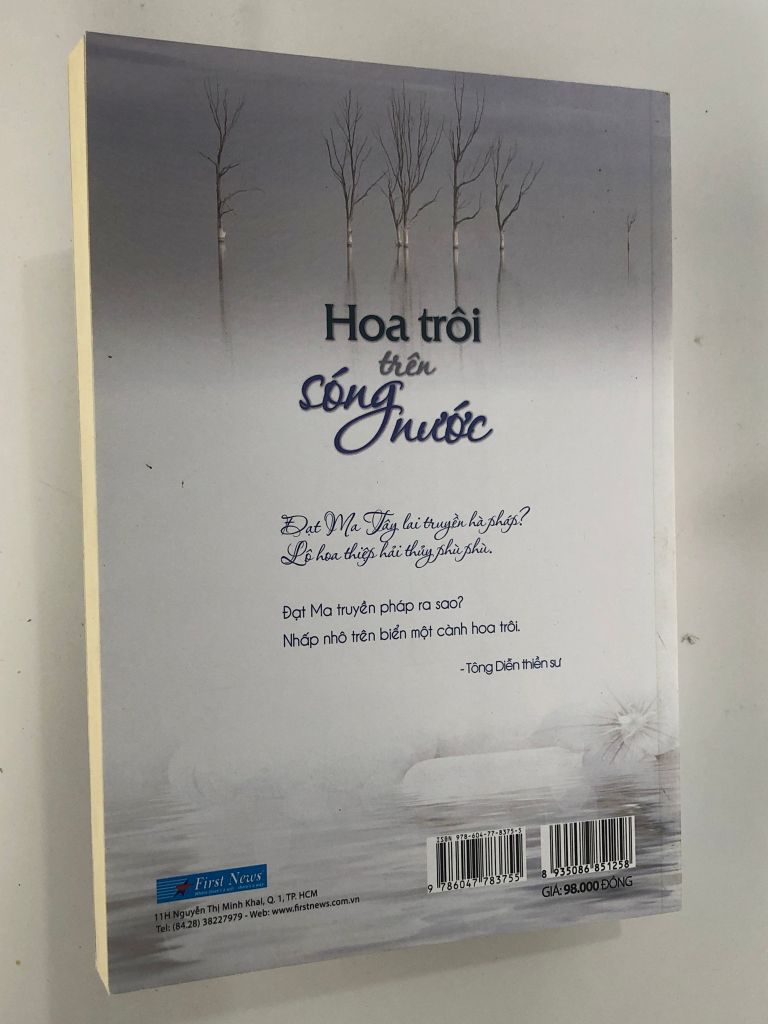 Hoa Trôi Trên Sóng Nước