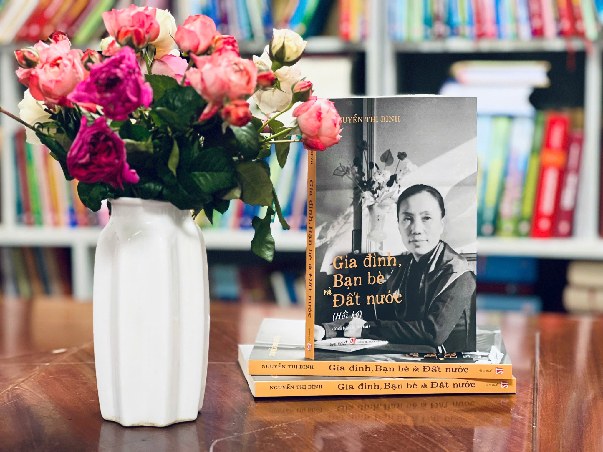 Gia Đình Bạn Bè Đất Nước ( Hồi Ký Nguyễn Thị Bình ) - Bìa Mềm