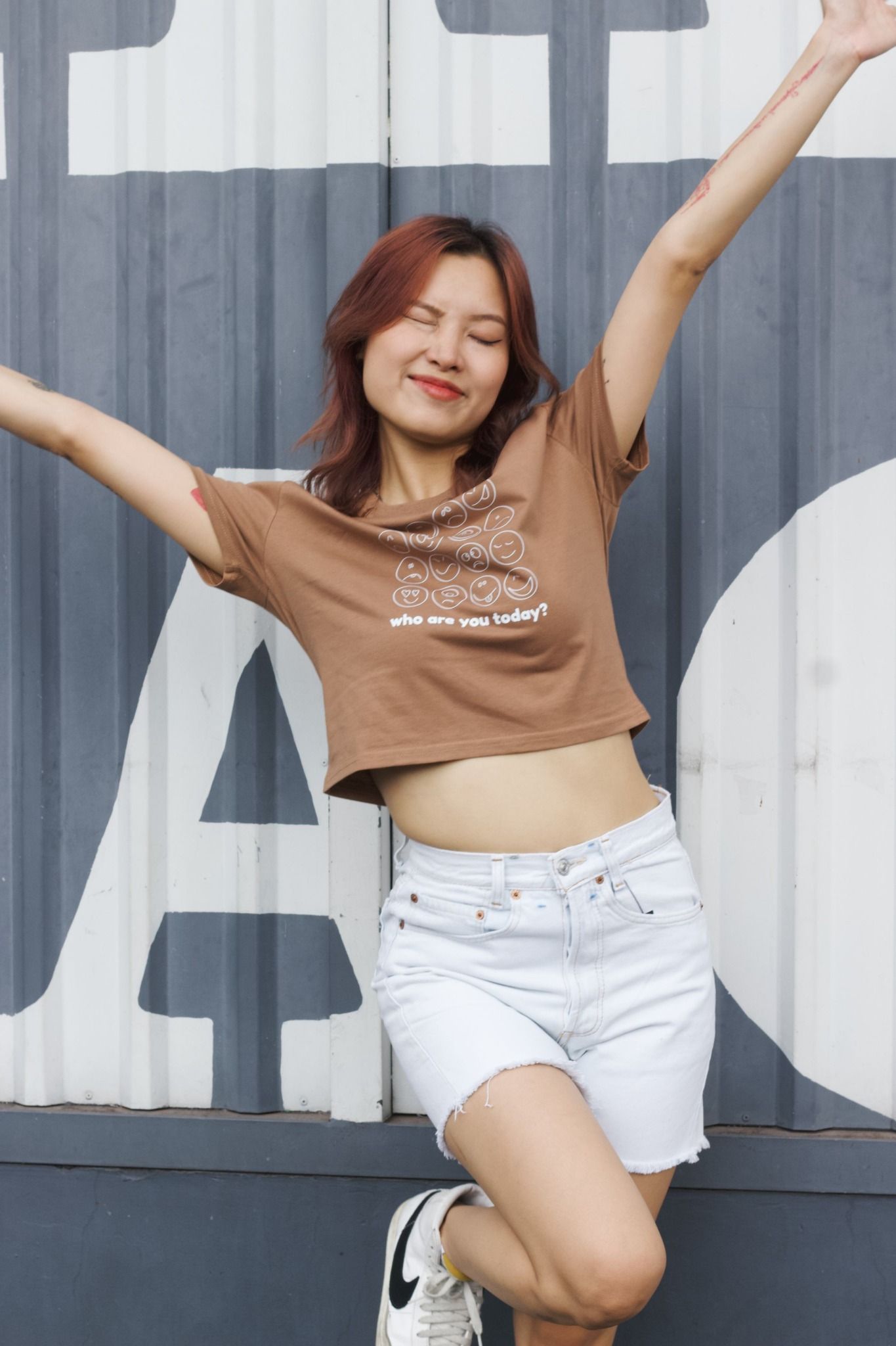  Áo crop in Mood emojis nâu 