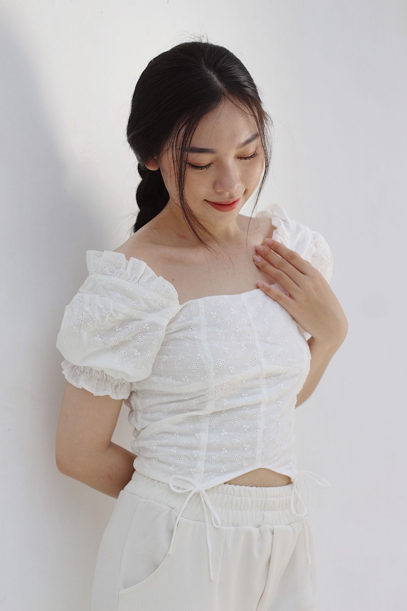  Áo tay bồng dây buộc hoa thêu trắng 