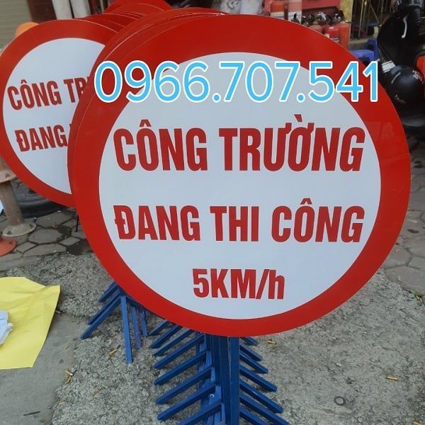 bien-cong-truong-dang-thi-cong