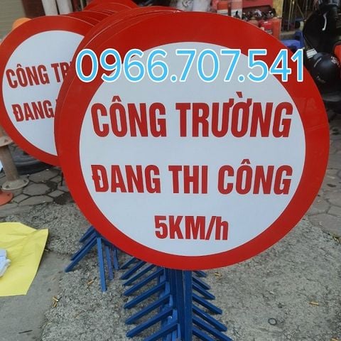 Biển công trường đang thi công