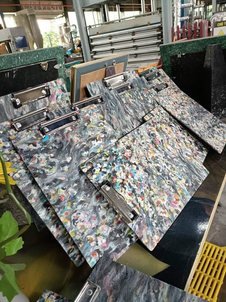 Kẹp giấy văn phòng từ nhựa tái chế