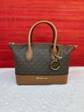  Túi Đeo Chéo Michael Kors MK Hyde Small Signature Logo Crossbody Bag Màu Nâu Logo 