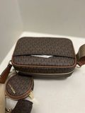  Túi Đeo Chéo Michael Kors MK Jet Set Medium Signature Logo Crossbody Bag with Case for Apple Airpods Pro Màu Nâu Logo 