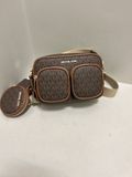  Túi Đeo Chéo Michael Kors MK Jet Set Medium Signature Logo Crossbody Bag with Case for Apple Airpods Pro Màu Nâu Logo 
