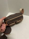  Túi Đeo Chéo Michael Kors MK Jet Set Medium Signature Logo Crossbody Bag with Case for Apple Airpods Pro Màu Nâu Logo 