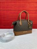  Túi Đeo Chéo Michael Kors MK Hyde Small Signature Logo Crossbody Bag Màu Nâu Logo 