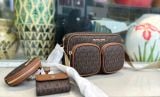  Túi Đeo Chéo Michael Kors MK Jet Set Medium Signature Logo Crossbody Bag with Case for Apple Airpods Pro Màu Nâu Logo 
