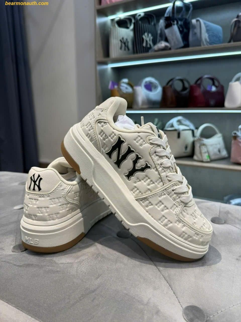 [MLB] Chunky Embo Monogram Coopers Town ★大人気★ Giày Thể Thao MLB Chunky Liner Embo Monogram Coopers Town