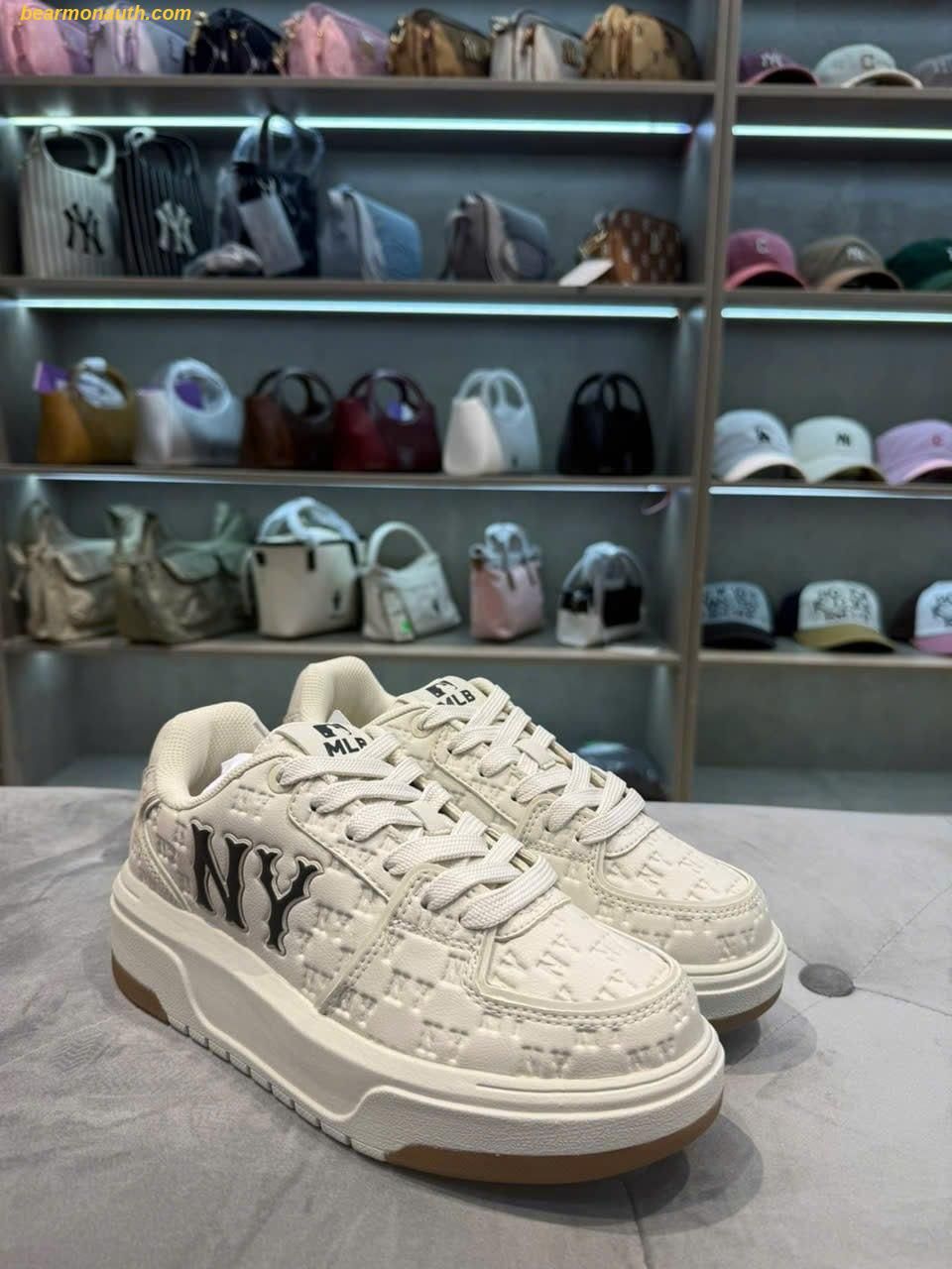 [MLB] Chunky Embo Monogram Coopers Town ★すぐ品切れ★ Giày Thể Thao MLB Chunky Liner Embo Monogram Coopers Town