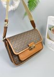  Túi Đeo Chéo Michael Kors MK BRADSHAW MEDIUM SIGNATURE LOGO MESSENGER BAG 