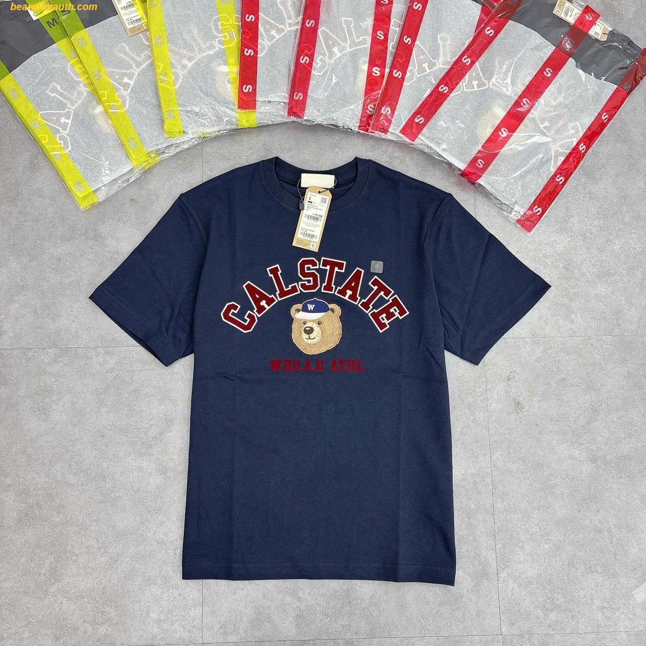 【WHO.A.U】Steve Campus Arch Letter T-shirt[B] Áo Phông Gấu WHOAU Steve Campus Arch Letter T-shirt[B] Màu