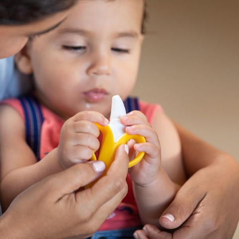  Nuby Bàn chải massage nướu 360 độ cho trẻ em hình quả chuối 