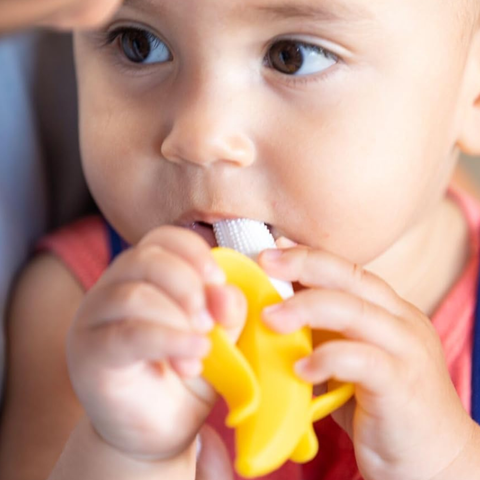  Nuby Bàn chải massage nướu 360 độ cho trẻ em hình quả chuối 