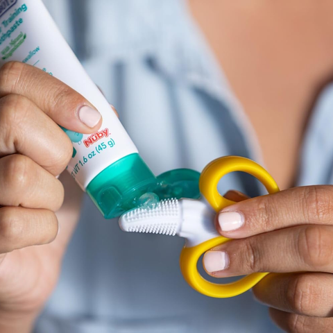  Nuby Bàn chải massage nướu 360 độ cho trẻ em hình quả chuối 