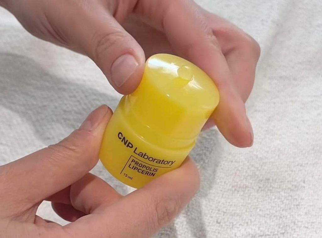 Dưỡng Môi CNP Keo Ong Propolis Lipcerin 15ml