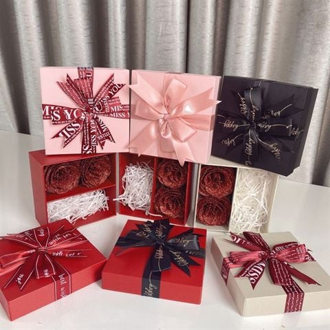 #ĐỎ NƠ ĐEN - HỘP QUÀ VUÔNG CÓ HOA (SIZE 13.5cm)