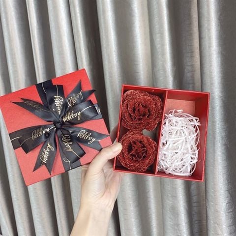 #ĐỎ NƠ ĐEN - HỘP QUÀ VUÔNG CÓ HOA (SIZE 13.5cm)