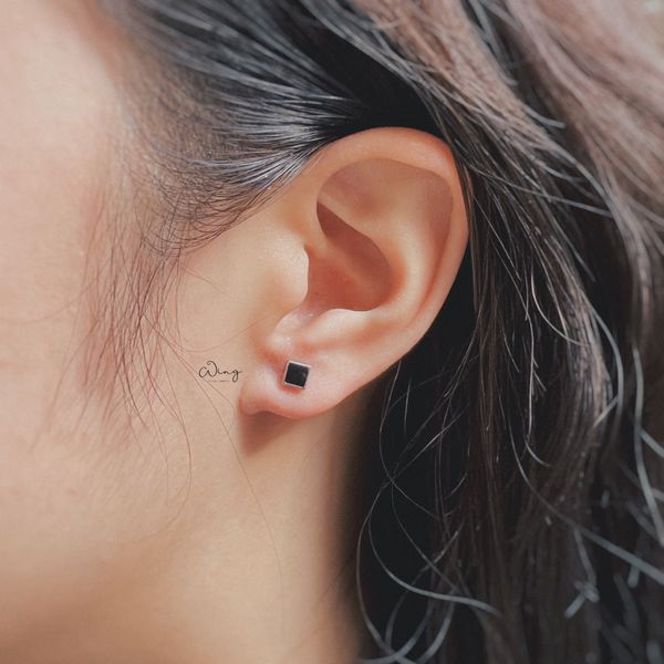  Khuyên Tai Chốt Vặn Mặt Vuông Sơn Đen Viền Bạc (Đôi) 