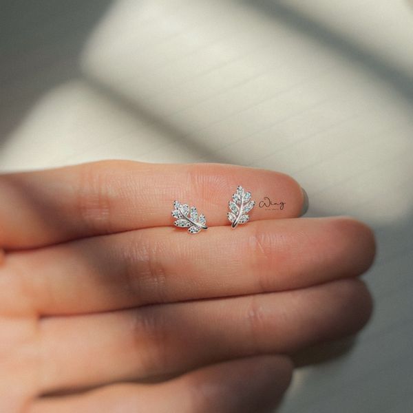  Khuyên Tai Họa Tiết Lá 7 Cánh Gắn Đá  (Đôi) 