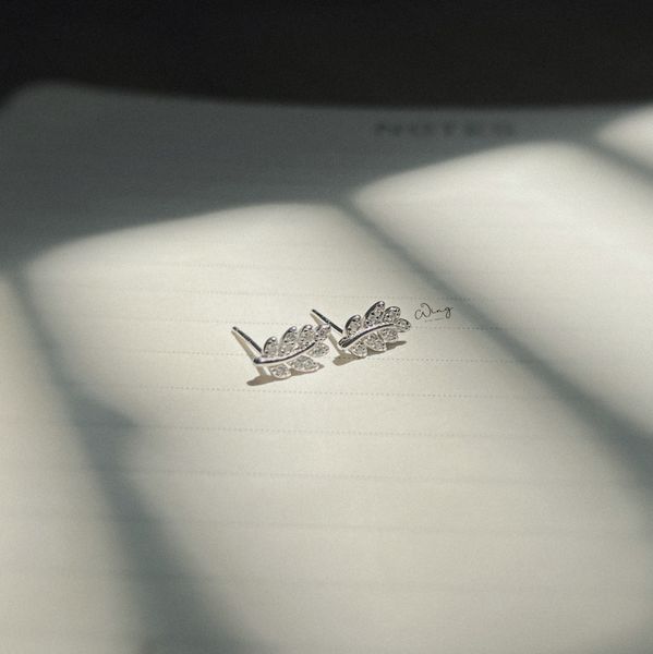  Khuyên Tai Họa Tiết Lá 7 Cánh Gắn Đá  (Đôi) 