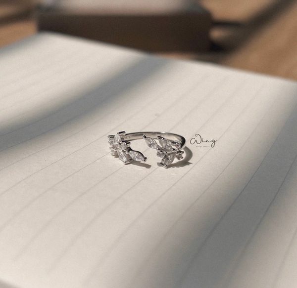  Nhẫn Bạc Hoạ Tiết Lá Gắn Đá Chạy Hai Bên Vào Giữa 