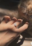  Nhẫn Đá Tròn Viền Đá Xung Quanh Hai Bên Đá Tròn 1 Ly Cổ Điển (Chiếc) 