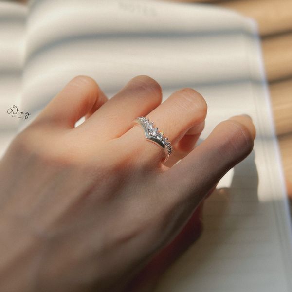  Nhẫn Bạc Thái Vương Miện V Một Hàng Đá (Chiếc) 