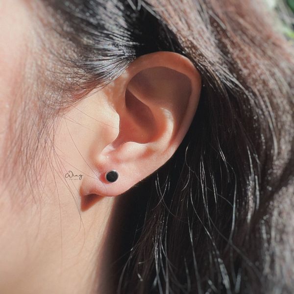  Khuyên Tai Chốt Vặn Mặt Tròn Sơn Đen Viền Bạc (Đôi) 