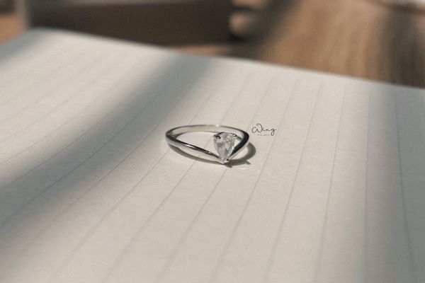  Nhẫn Bạc Thân V Trơn Gắn Đá Giọt Nước (Chiếc) 