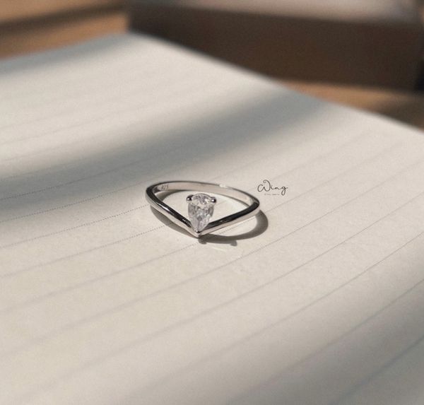  Nhẫn Bạc Thân V Trơn Gắn Đá Giọt Nước (Chiếc) 