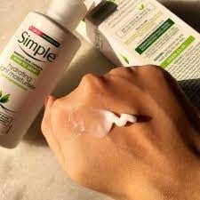 Kem Dưỡng Ẩm Simple Kind To Skin Hydrating Light Moisturiser 125ml