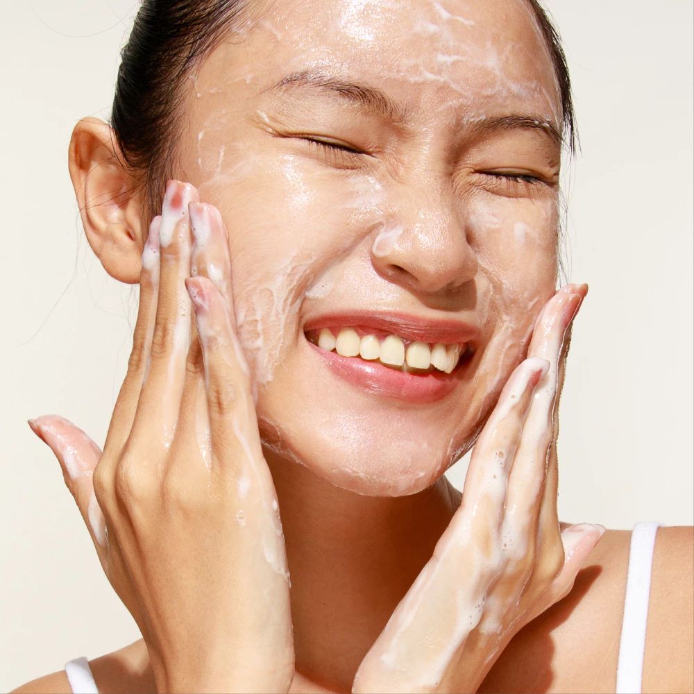 Sữa Rửa Mặt Cocoon Sen Hậu Giang Làm Dịu Da Nhạy Cảm 140ml