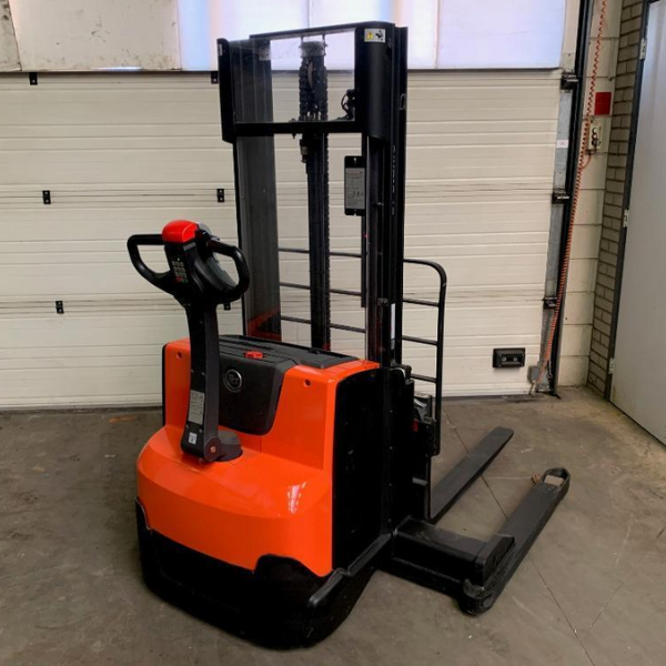 BT – Stacker SWE120S ( dùng cho pallet đóng )