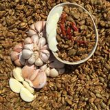  Hạt Bí Rang Tỏi Ớt Lon 500gr 