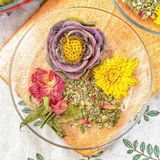  Trà Hoa Sen (Lotus) Mix Hoa - Hộp 5 Set (Hoa Sen, Cúc Vàng, Hoa Hồng, Lá Sen, Cỏ Ngọt) 