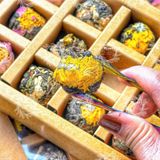  Trà Phổ Nhĩ Hoa Hộp Quà 18 Viên Kèm Túi Xách Siêu Xịn Sò (Trà Phổ Nhĩ Nở Hoa - Trà Pu'er Vân Nam - Trà Kim Qua Cống) 
