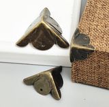  Bịt góc giả cổ C065 màu đồng 24*24mm 